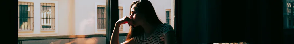 Comment la peur de la solitude influence nos choix amoureux ?