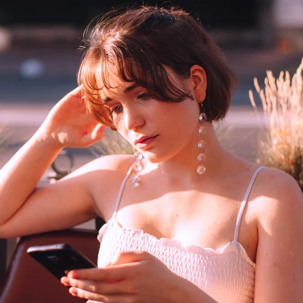 Génération ultra-connectée, mais seule ? Le paradoxe des 18-24 ans