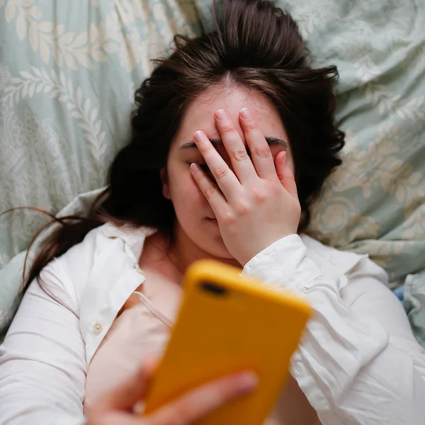 « Salut, ça va ? » et autres DM nuls : comment répondre (ou pas) aux messages bateaux