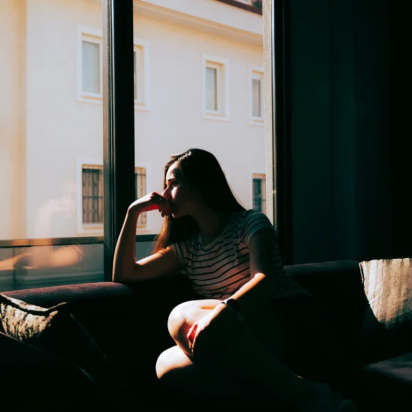 Comment la peur de la solitude influence nos choix amoureux ?