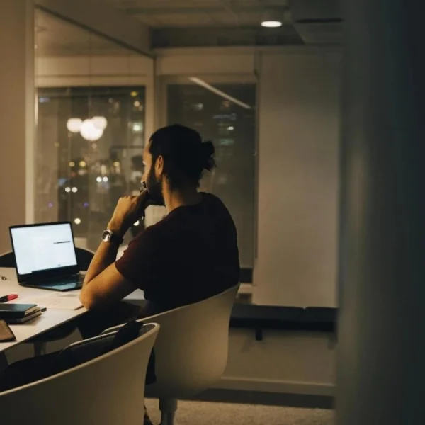 Les célibataires et le travail : attention au piège !